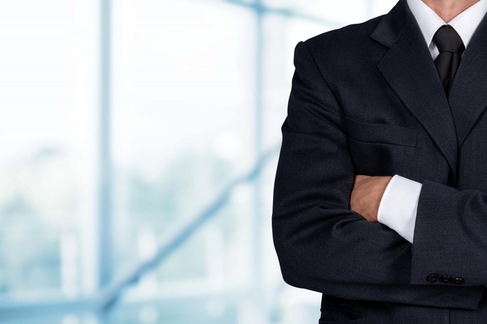 Hombre de traje con los brazos cruzados